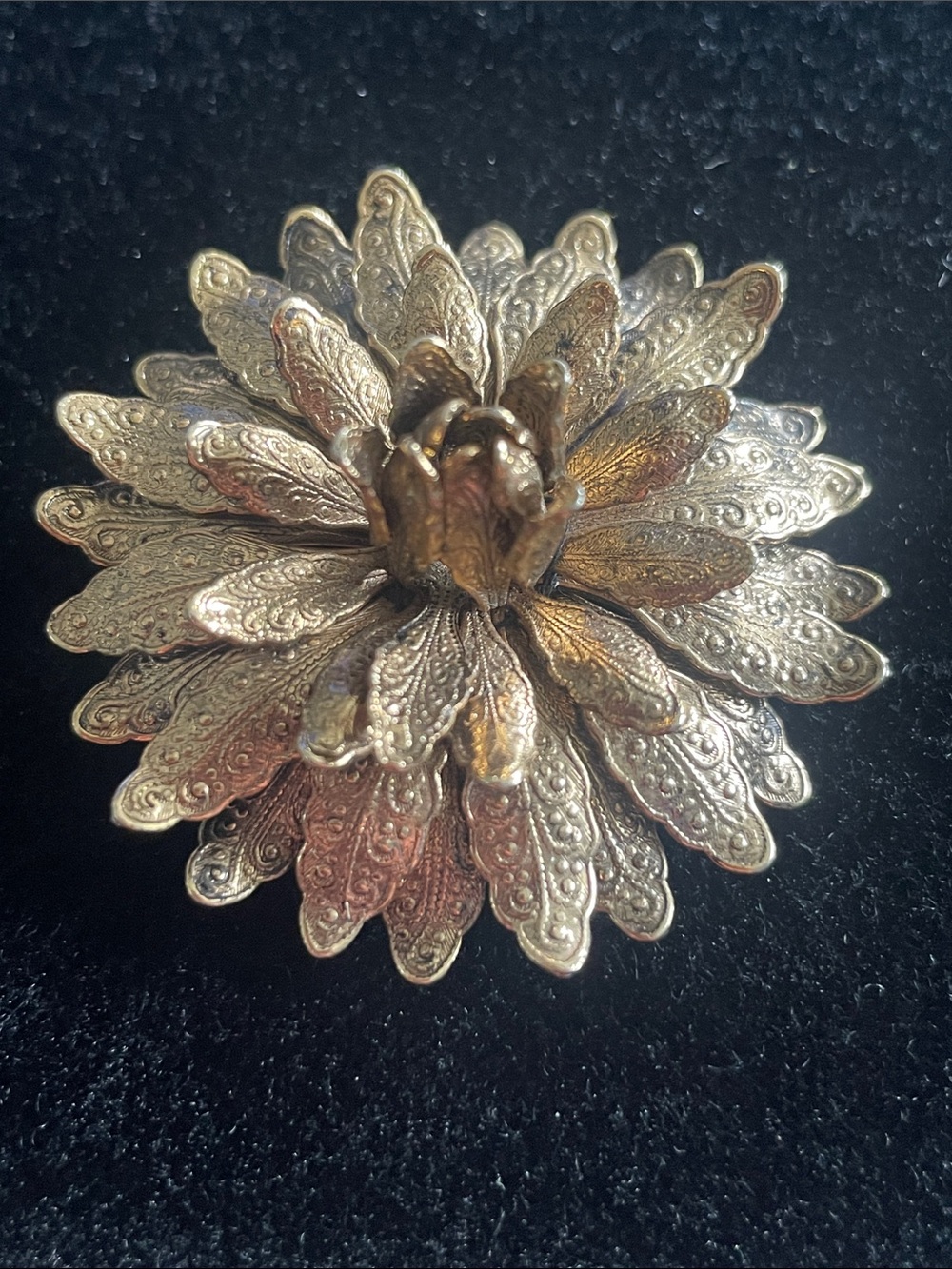 Gorgeous, vintage delicate gold, filigree, three-dimensional brooch.